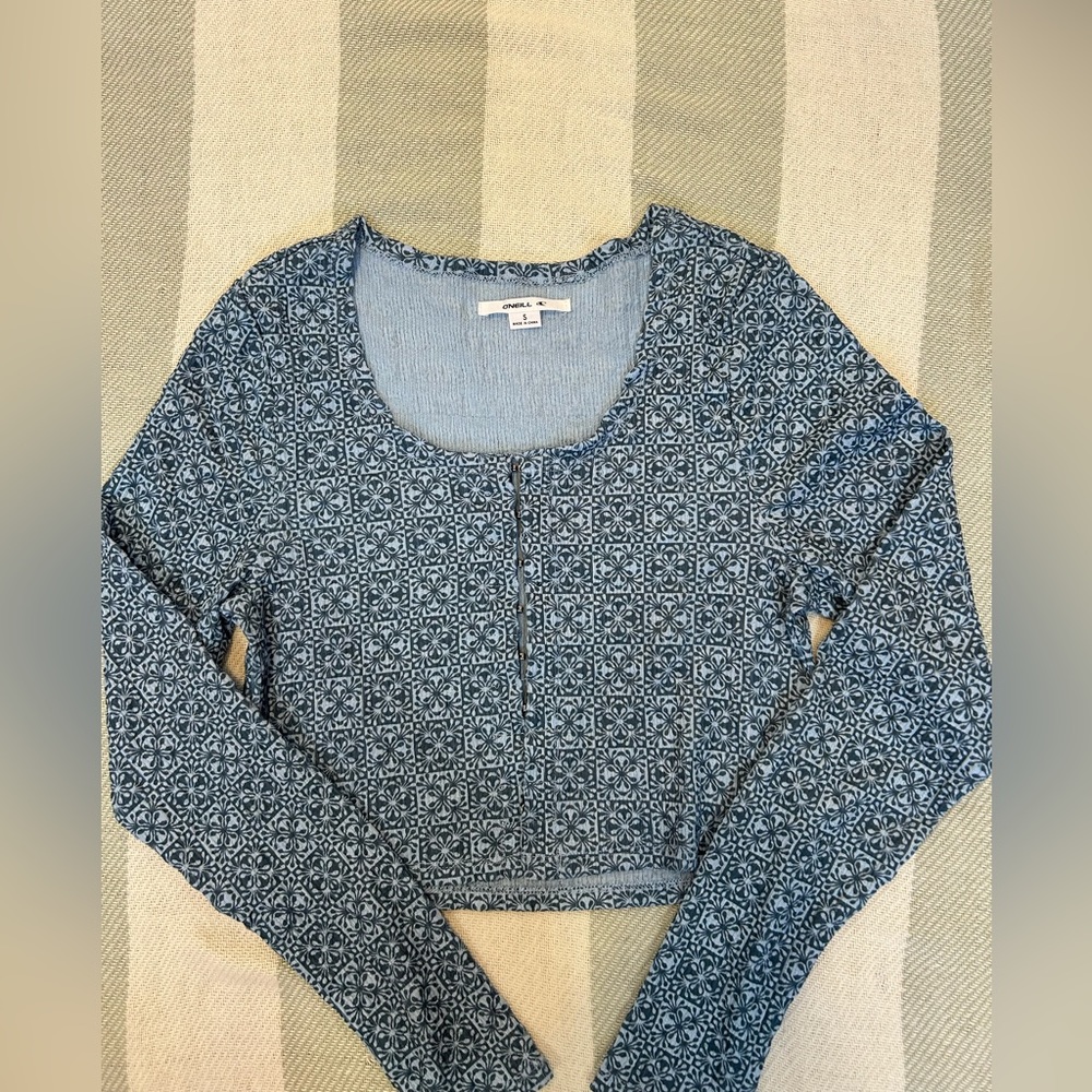 Blue pattern long sleeved crop top